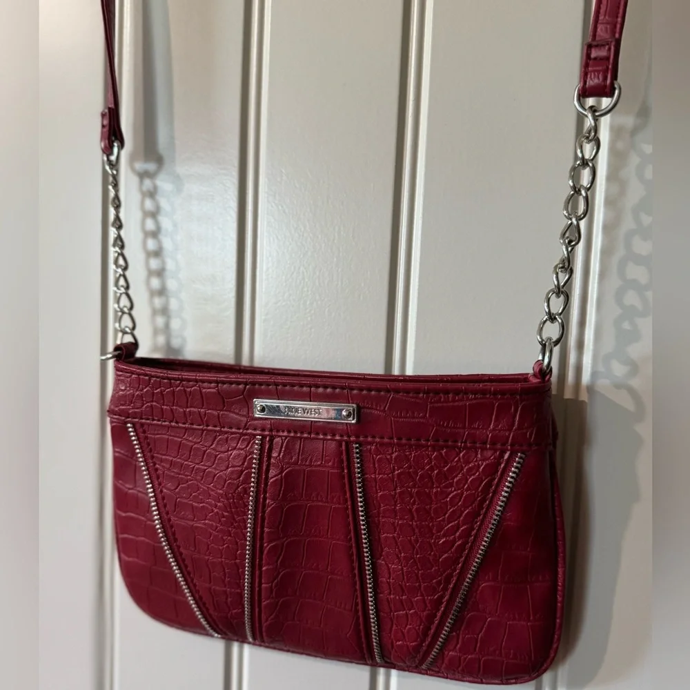 2/for $20 🪩 NINE WEST Red Croc Textured Crossbody, Chain Straps